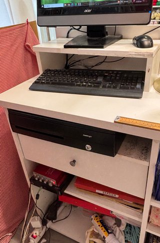 Mostrador de tienda blanco