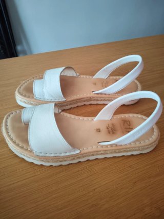 Sandalias Menorquinas Ria blancas, talla 37.