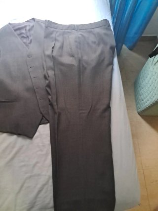 Traje chaqueta gris marengo con chaleco Talla 42,