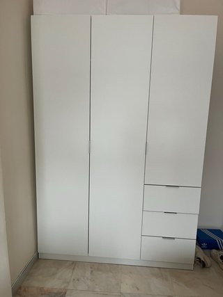 Armario blanco de madera