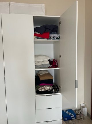Armario blanco de madera