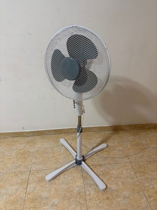 Ventilador de pie blanco y gris