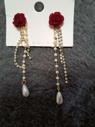 Pendientes largos rosa roja y perlas
