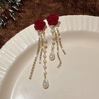 Pendientes largos rosa roja y perlas
