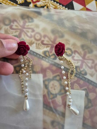 Pendientes largos rosa roja y perlas