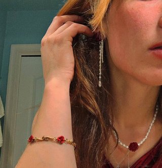 Pendientes largos rosa roja y perlas