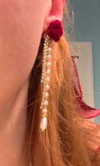 Pendientes largos rosa roja y perlas