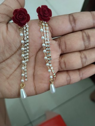 Pendientes largos rosa roja y perlas