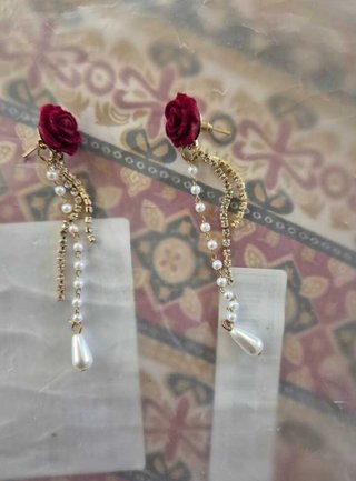 Pendientes largos rosa roja y perlas