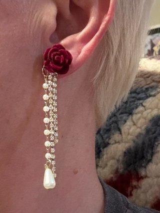 Pendientes largos rosa roja y perlas