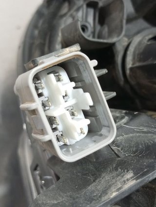 FARO DERECHO TOYOTA AURIS (E18) 2ZR 8111002K30