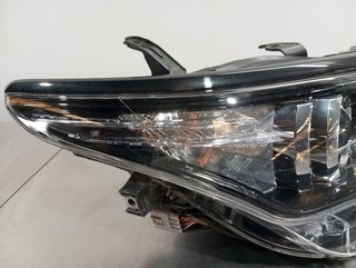 FARO DERECHO TOYOTA AURIS (E18) 2ZR 8111002K30
