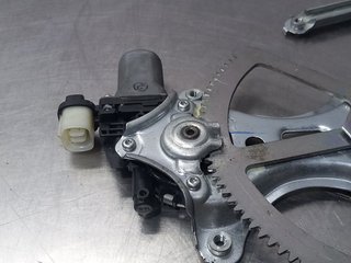 ELEVALUNAS DELANTERO IZQUIERDO MITSUBISHI L200 (K