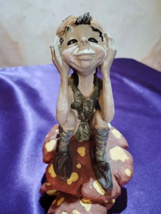Figura Duende Sentado en Hongo