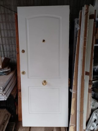 Puerta blindada blanca con mirilla y pomo