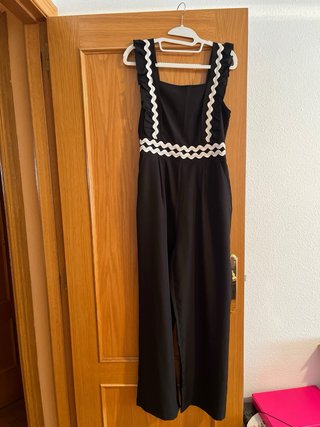Mono negro de tirantes