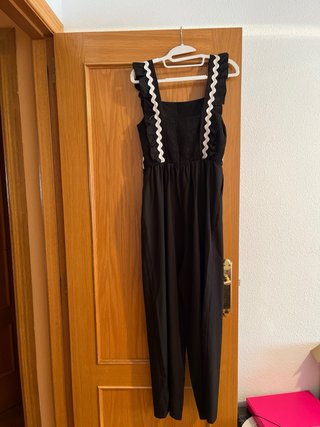 Mono negro de tirantes