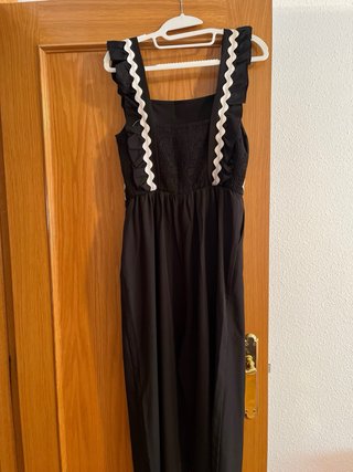 Mono negro de tirantes