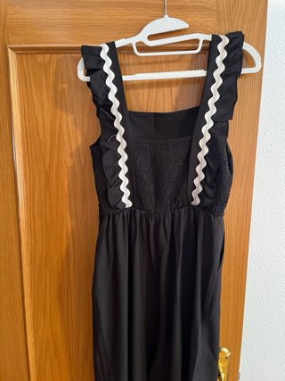 Mono negro de tirantes