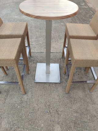 Conjunto mesa alta y taburetes mimbre sintético