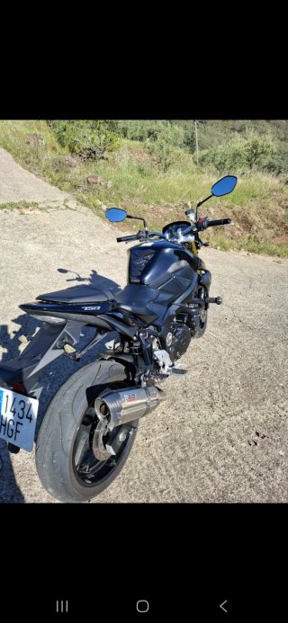 Suzuki GSR 750 Negra