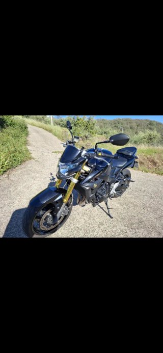Suzuki GSR 750 Negra