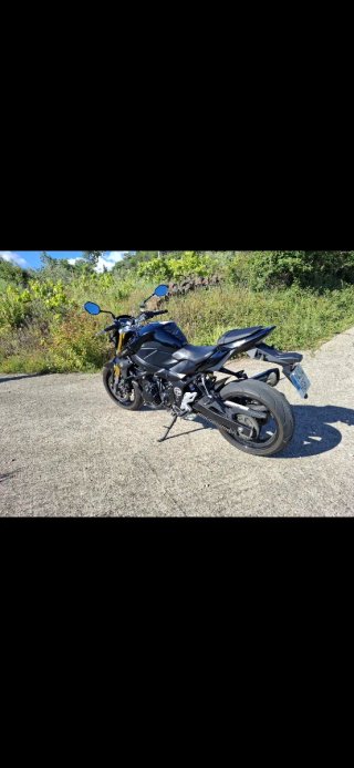 Suzuki GSR 750 Negra