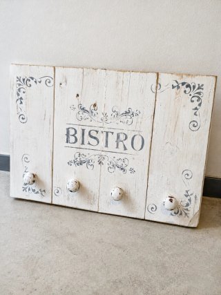Perchero de madera estilo rústico.