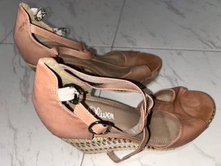 Sandalias de cuña beige y doradas