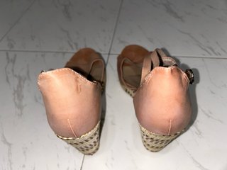 Sandalias de cuña beige y doradas