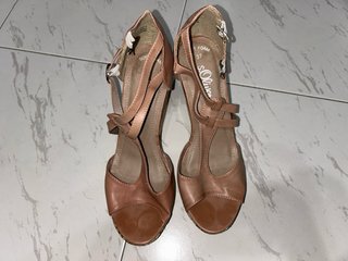 Sandalias de cuña beige y doradas