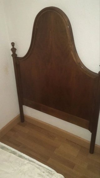 Cabecero de madera antiguo