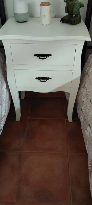 Mesita de noche blanca con cajones