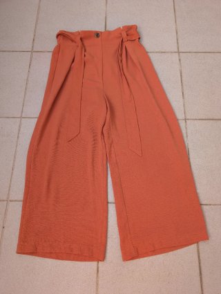Pantalón ancho naranja. Talla M