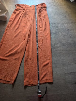 Pantalón ancho naranja. Talla M