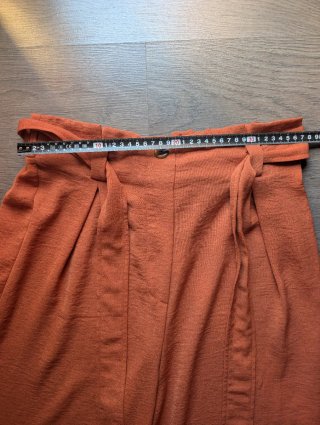 Pantalón ancho naranja. Talla M