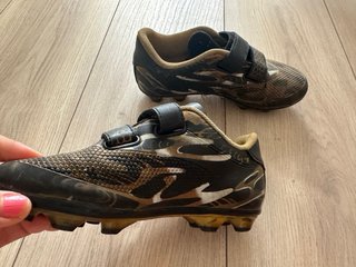 Botas fútbol niño T.32 tacos