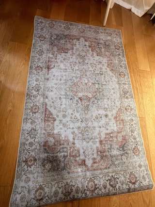 Alfombra Maison du Monde gris claro y rojiza