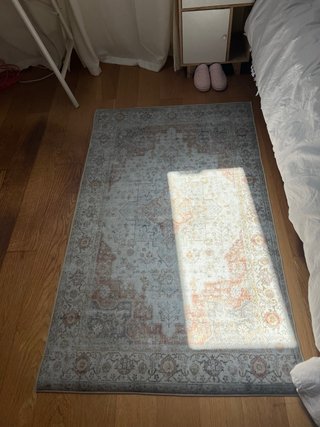 Alfombra Maison du Monde gris claro y rojiza