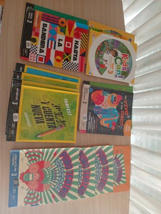 Libros de 3° de primaria de colegio Solar del Cid.