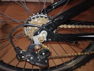 Bicicleta infantil negra y verde