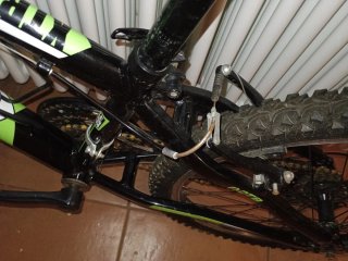 Bicicleta infantil negra y verde