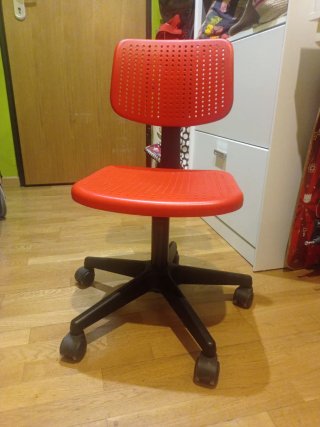 Silla de escritorio roja y negra