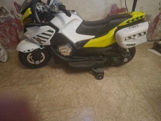 Moto infantil blanca y amarilla de batería 12 v