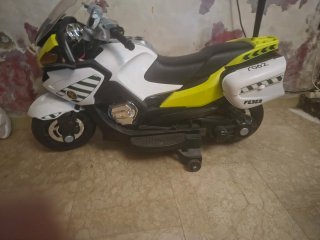 Moto infantil blanca y amarilla de batería 12 v