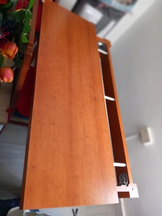 Mesa de madera y sillas