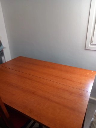 Mesa de madera y sillas