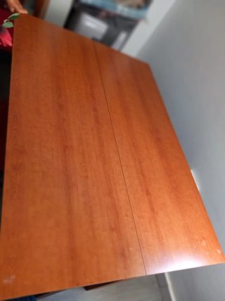 Mesa de madera y sillas