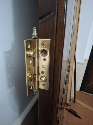 Puerta de madera oscura rústica de entrada