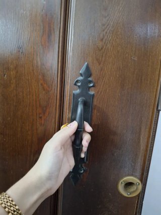 Puerta de madera oscura rústica de entrada
